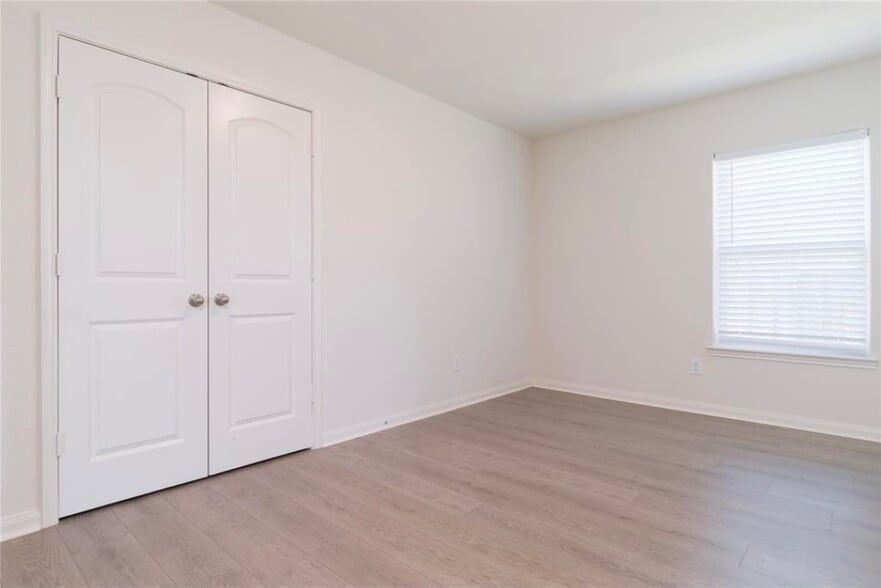 Building Photo - 15310 Albert Oak Dr