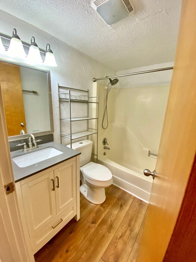 Building Photo - RESORT STYLE LIVING!! Beautiful 1BR Condo in Marina Community!