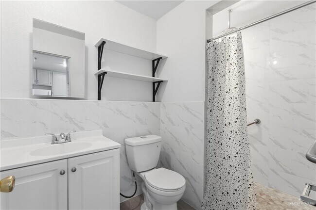 Building Photo - 14 Ash St