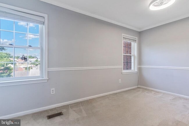 Building Photo - 2035 S Glebe Rd