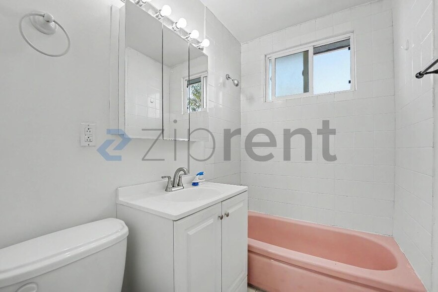 Building Photo - Unit 4