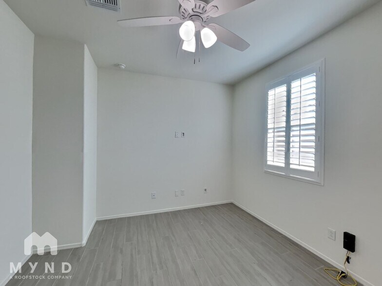 Building Photo - 7325 S 33rd Ln