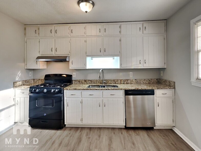 Building Photo - 3063 Deshong Dr SW