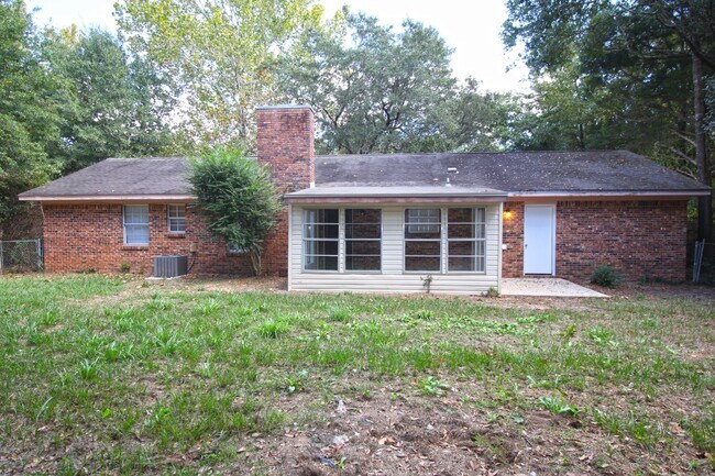 Building Photo - 3 bed 2 bath home with 2 car garage and Fl...