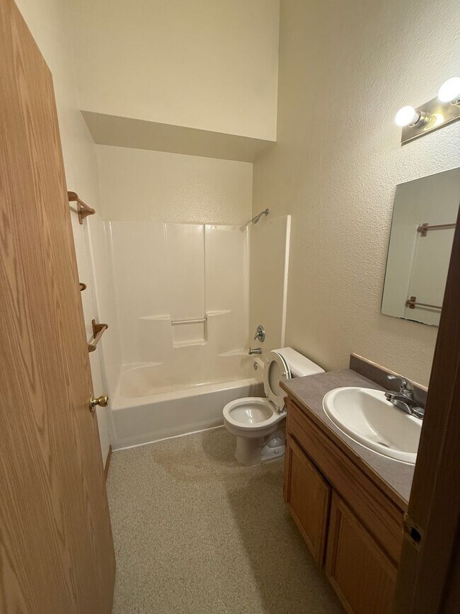 Building Photo - Westside 3 Bdrm, 2 Bath Townhouse close to COCC!  All Appliances, Washer/dryer hookups, Single ga...