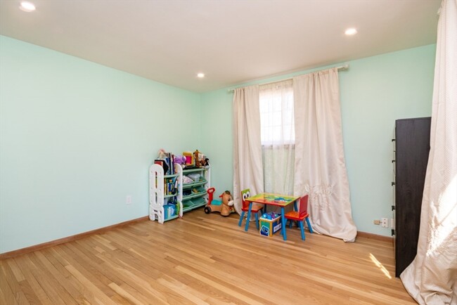 Building Photo - 22 Livoli Rd