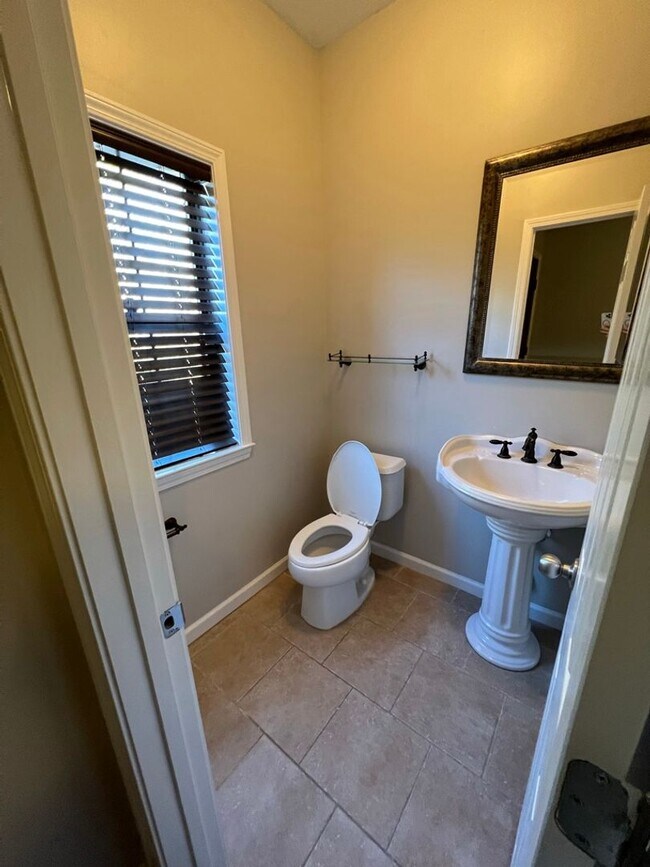 Building Photo - Townhome For Rent In Hoover!!! View with 48 Hours Notice!