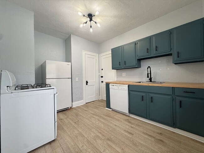 Building Photo - 2174 Oakdale Rd