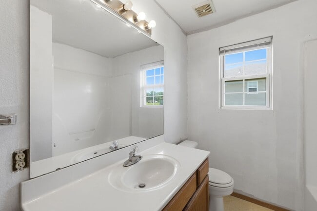 Building Photo - 2 Bed | 2 Bath | 1 Car Garage Home! 1000 sqft located in SPARTA!