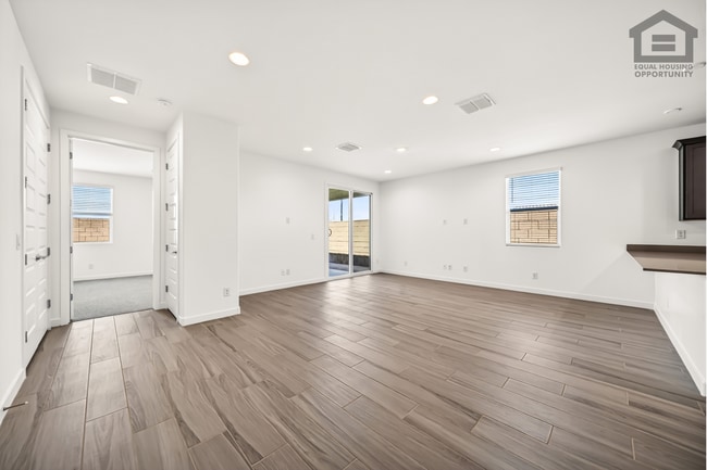 Building Photo - 4Bed/3Bath House at Thomas Rd/99th Ave! Ready for Immediate Move-In! -- Mother-In-Law Suite W/Pri...