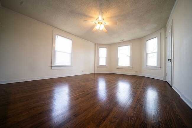 Building Photo - 1/2 Mo Off Special - Historic area - China Grove- 1 bed,1bath Unit