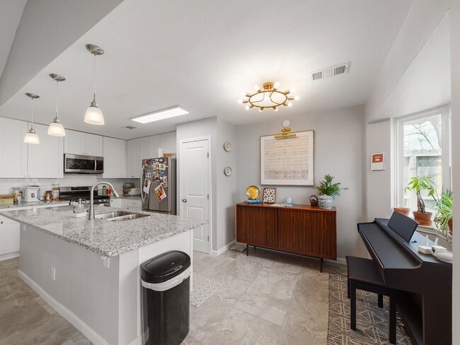 Building Photo - 5014 Mary Lou Dr