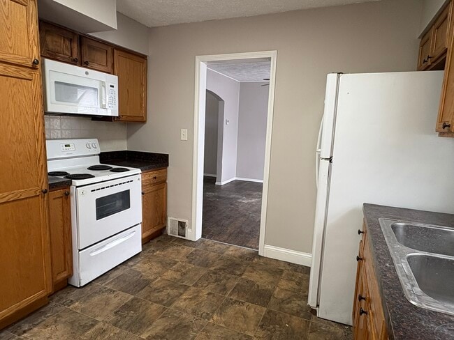 Building Photo - 17407 Woodbury Ave