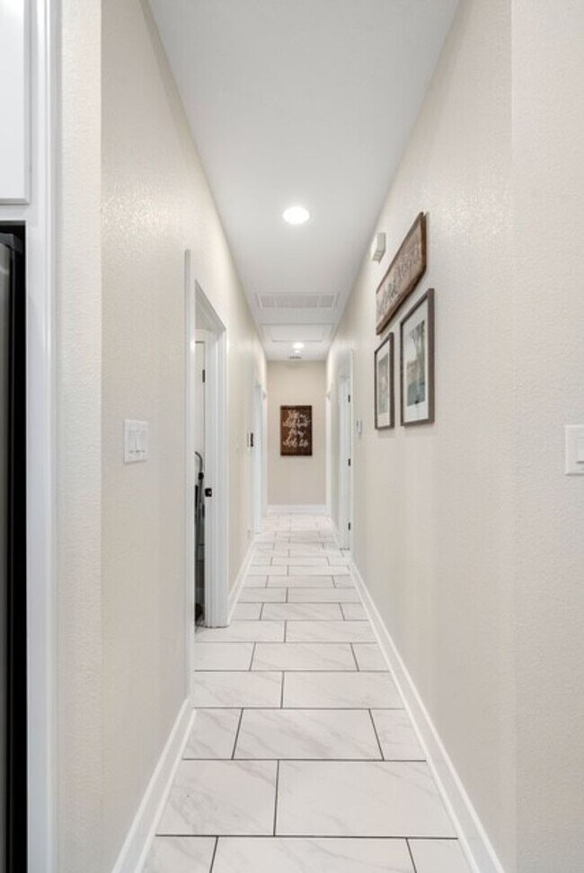 Building Photo - 207 N Tyler St