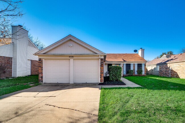 Building Photo - Charming 3-Bedroom Home with 2 Baths in Prime Fort Worth Location