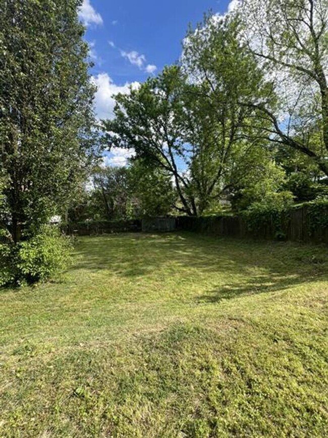 Building Photo - Lenoir City 37771 - Charming 3-Bed, 1.5-Bath Farm-Style Home Within City Limits - Contact Chad We...