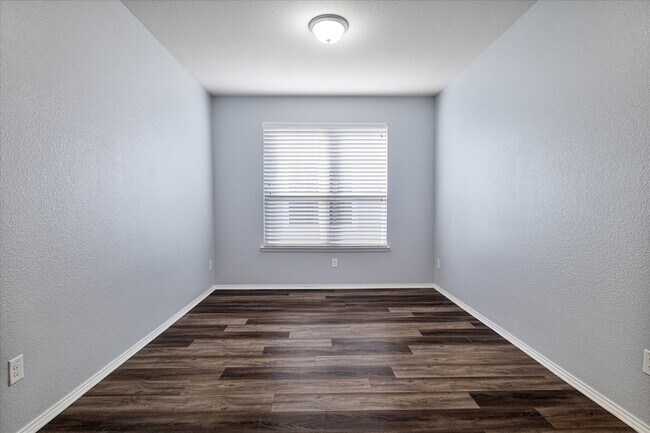 Building Photo - 9141 Blackstone Dr