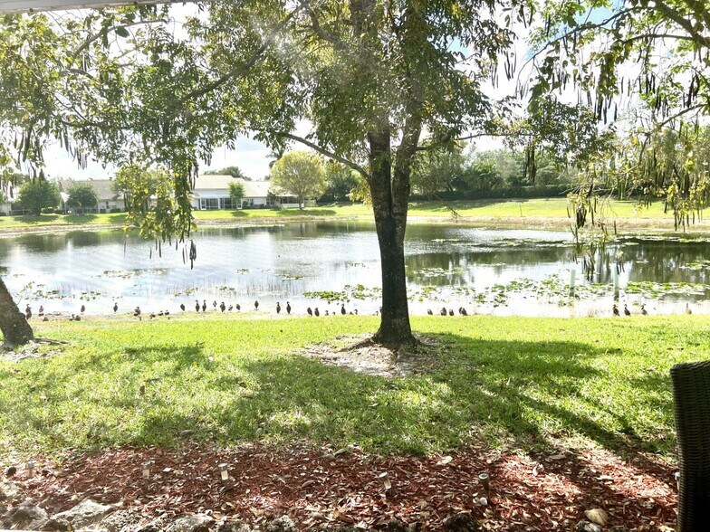 Building Photo - 10614 Lake Shore Dr