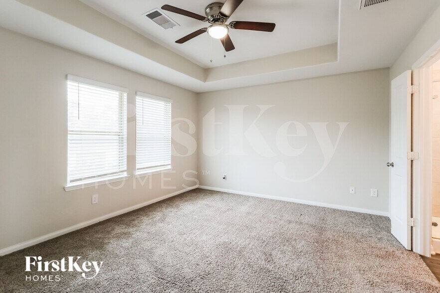 Building Photo - 15141 Meadow Glen S