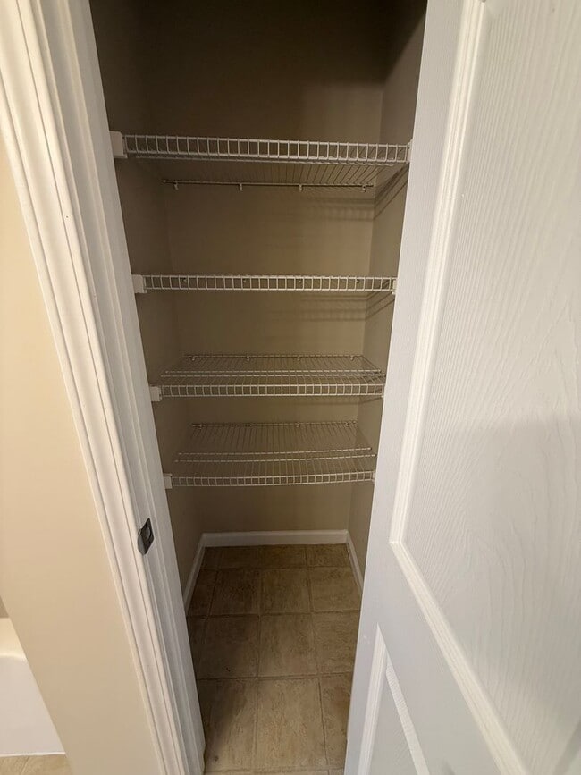 Building Photo - Spacious 4 bedroom 2.5 bath home in North Knoxville