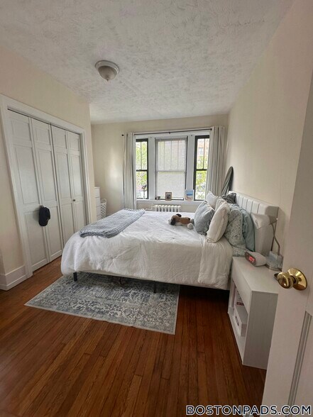 Building Photo - 452 Park Dr