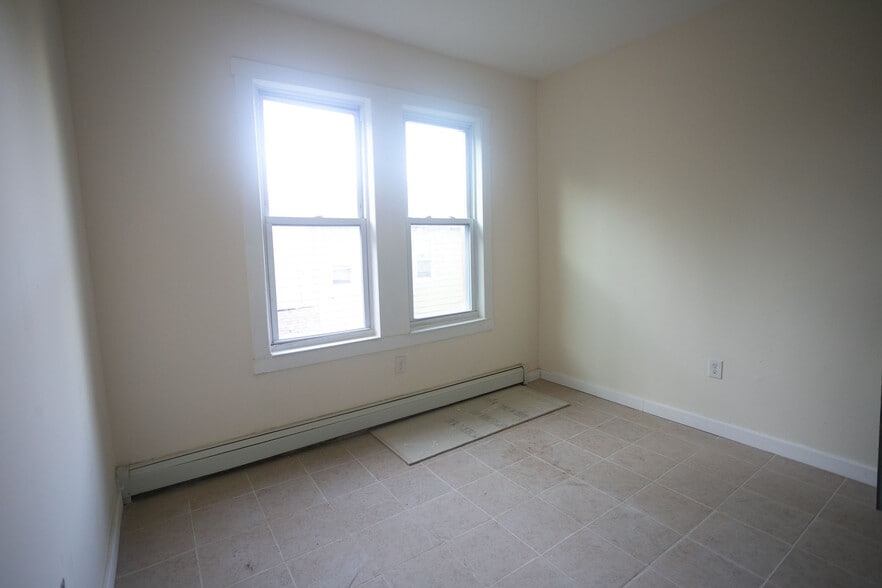 Building Photo - 567 S 17th St