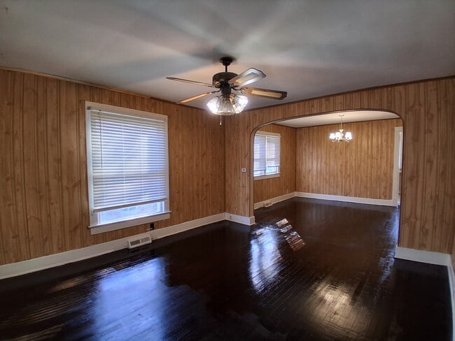 Building Photo - 206 W 7th St