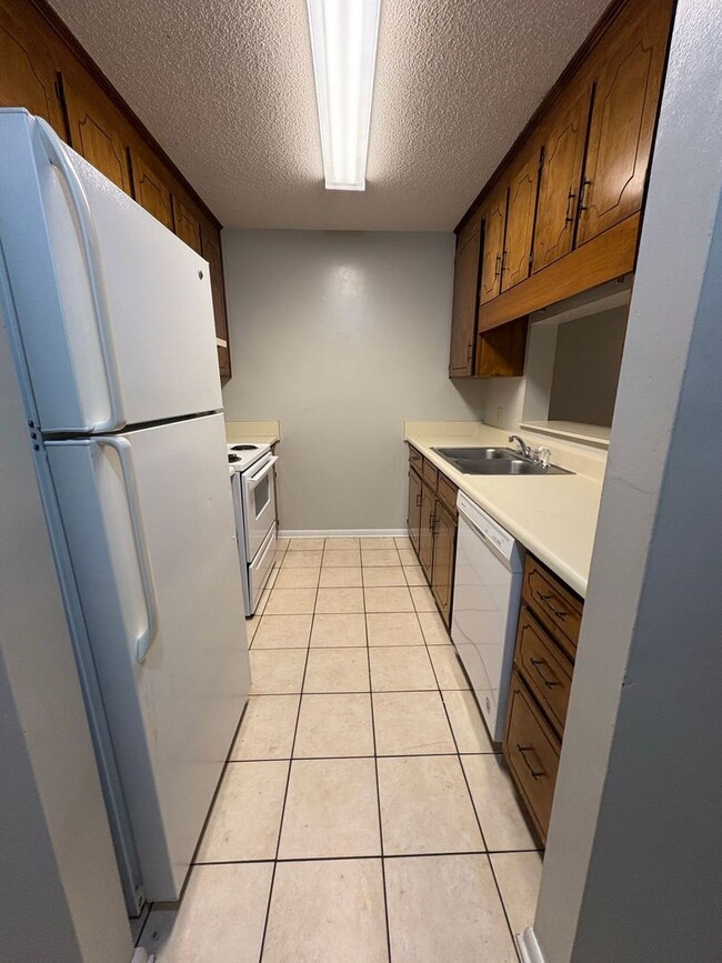 Building Photo - Rolling Acres Townhome.