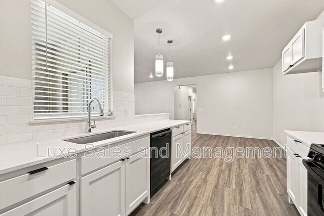Building Photo - 10912 Oak Hollow Dr