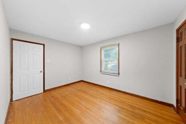 Building Photo - 2 bedroom Single Family Home with Fenced i...
