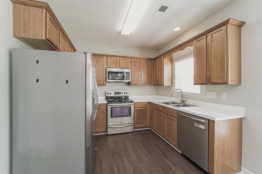 Building Photo - 2700 Hampton View Ct