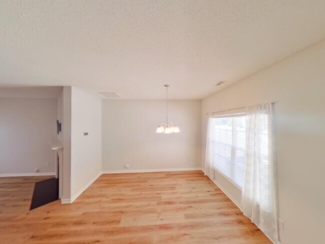 Building Photo - 3926 Fountain Village Cir