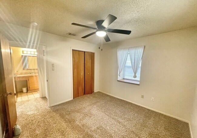 Building Photo - 1291 Edgewater Falls