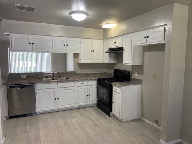 Building Photo - 1815 Westwood Dr