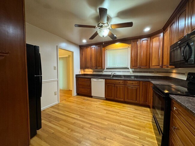 Building Photo - Spacious 4 Bed 3 Bath Home With Fully Fenc...