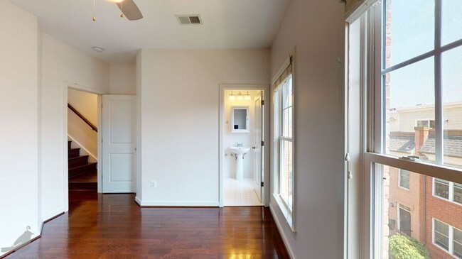 Building Photo - 517 Regent Pl NE