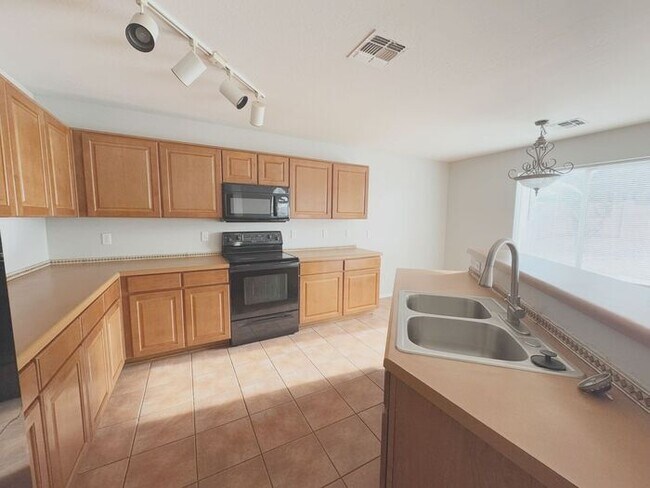 Building Photo - Large 4Bedrooms- 3Bath Home!!!