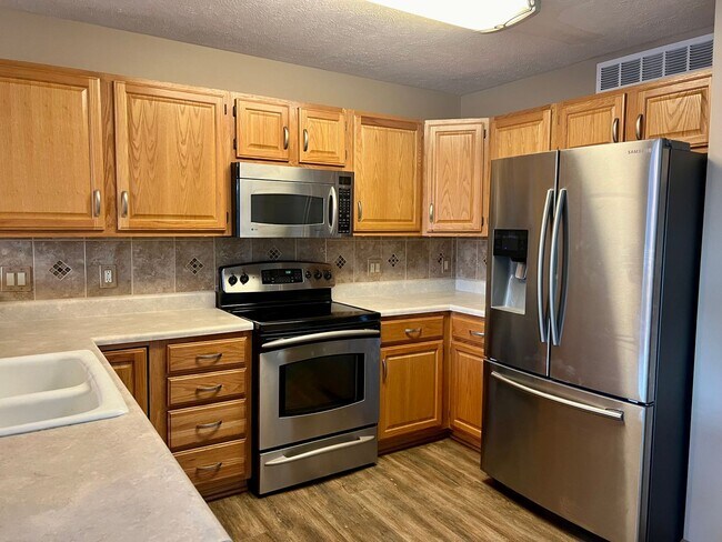 Building Photo - **AVAILABLE SOON**Beautiful 3 bed townhome off 84th & Holdrege