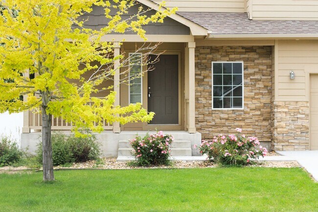 Building Photo - 3 Bedroom, 2.5 Bath - 2 Story Home in Loveland
