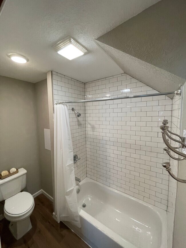 Building Photo - 1530 E 14th St