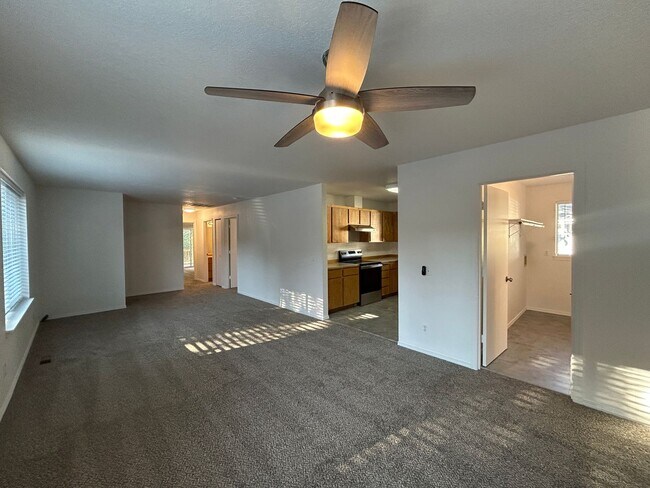 Building Photo - 1073 NE Hidden Valley Dr