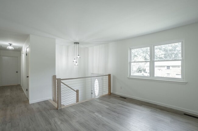 Building Photo - Spacious House in Hixson