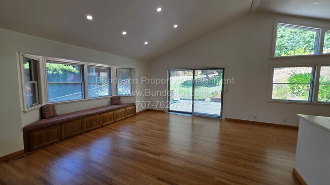 Building Photo - 5 Oak Forest Rd