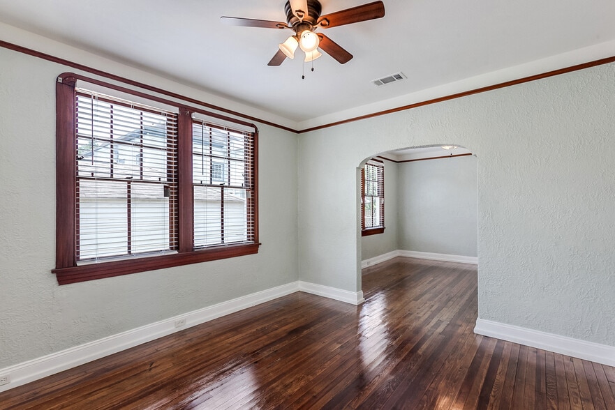 Building Photo - 225 S Hennessey St