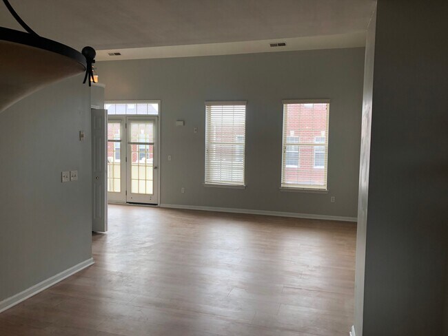 Building Photo - 1112 Fountain View Cir