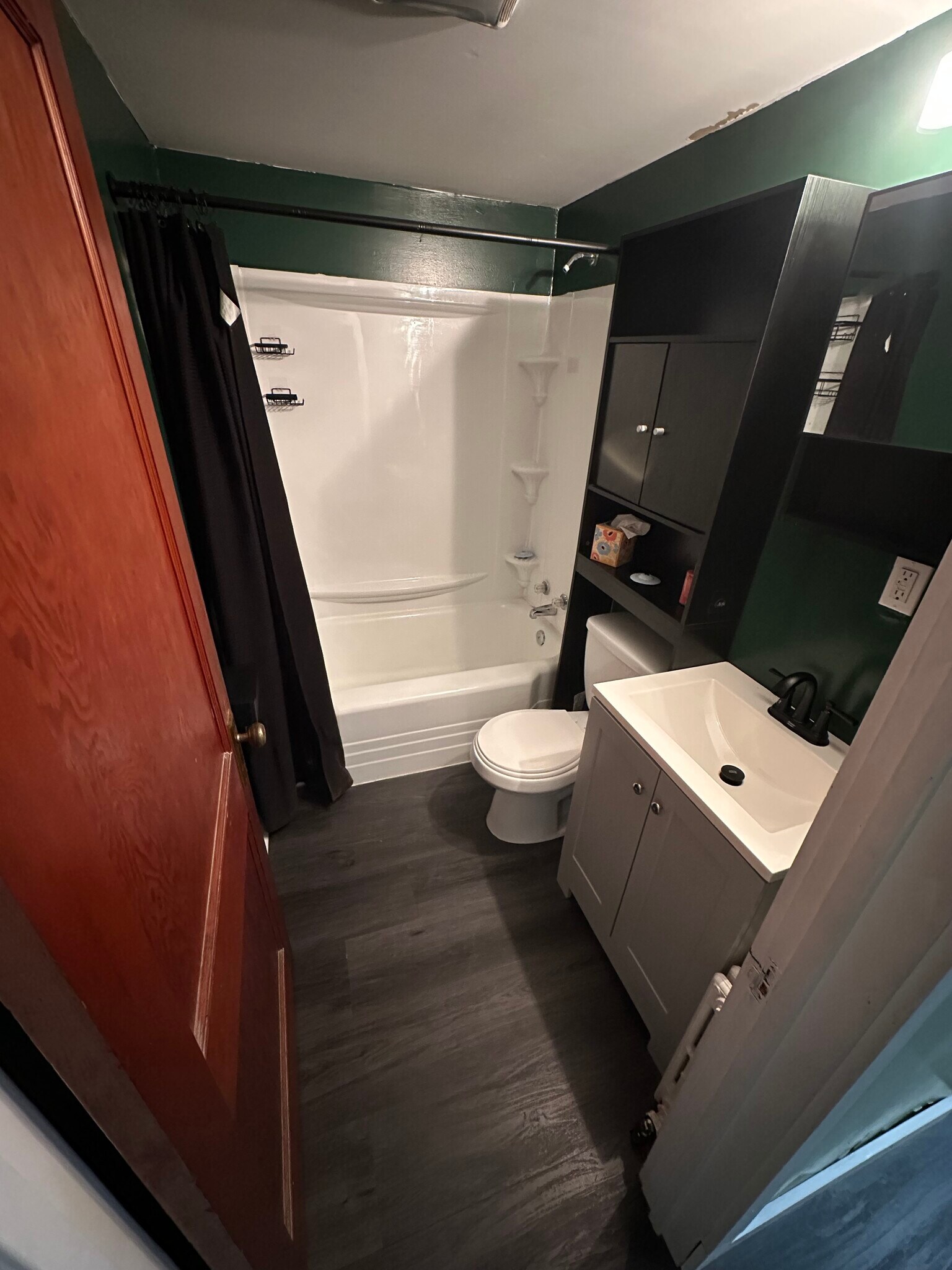 Bathroom - 23 Hill St