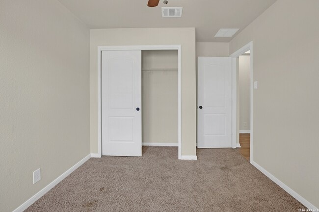 Building Photo - 226 Goldenrod Dr