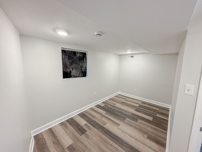 Building Photo - STUNNINGLY RENOVATED 5BR/2BA END UNIT ROW ...