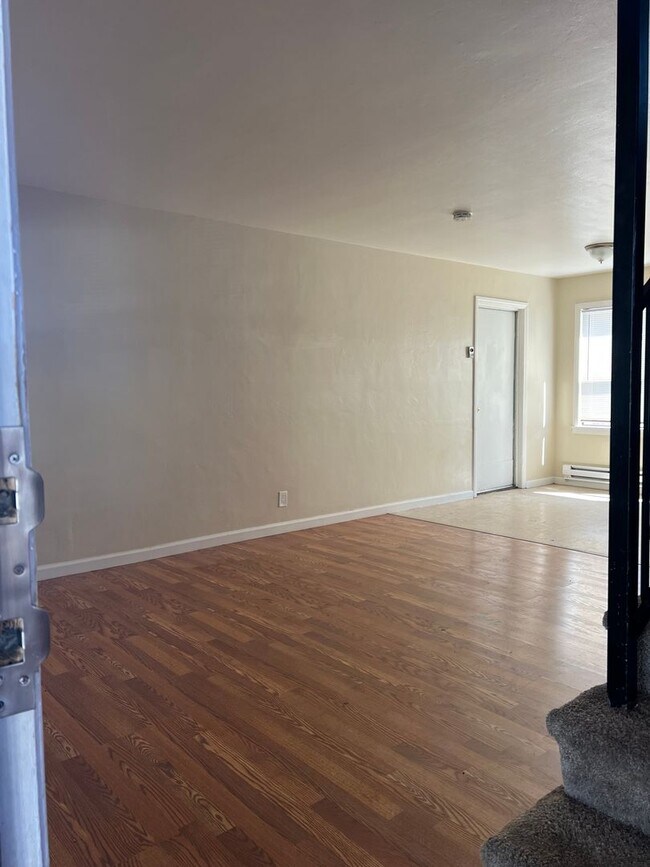 Building Photo - Ready to Move-In (3bed/1 bath, one unit of...