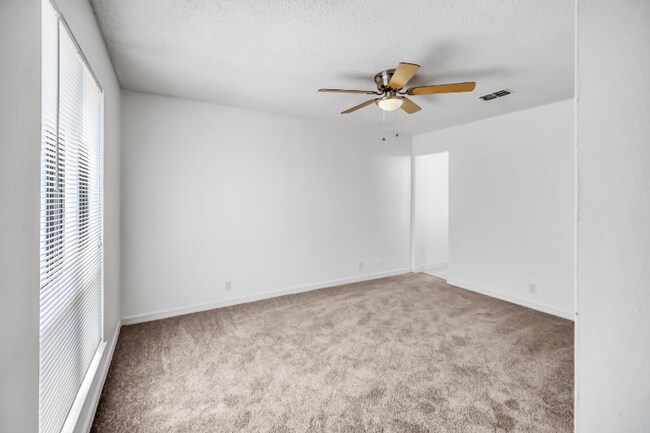 Building Photo - 1304 Magnolia Cir E